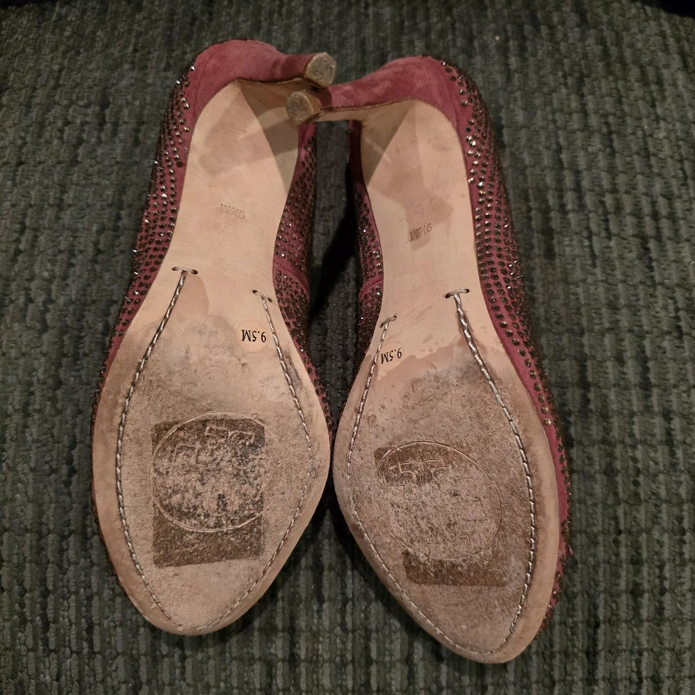 Tory Burch Phoenix Charm Logo Pave Crystal Conceria Cameo Pumps Size 9.5